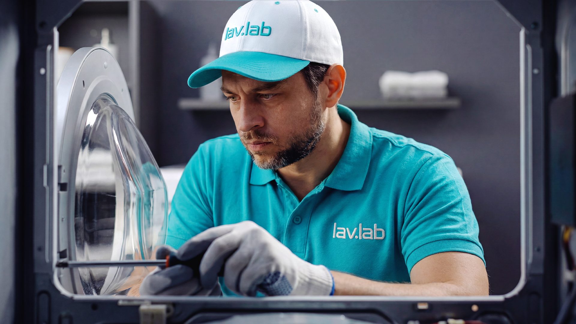 Técnico lav.lab realizando reparo